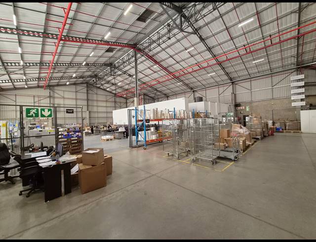 3,500M² WAREHOUSE TO LET IN LONGLAKE